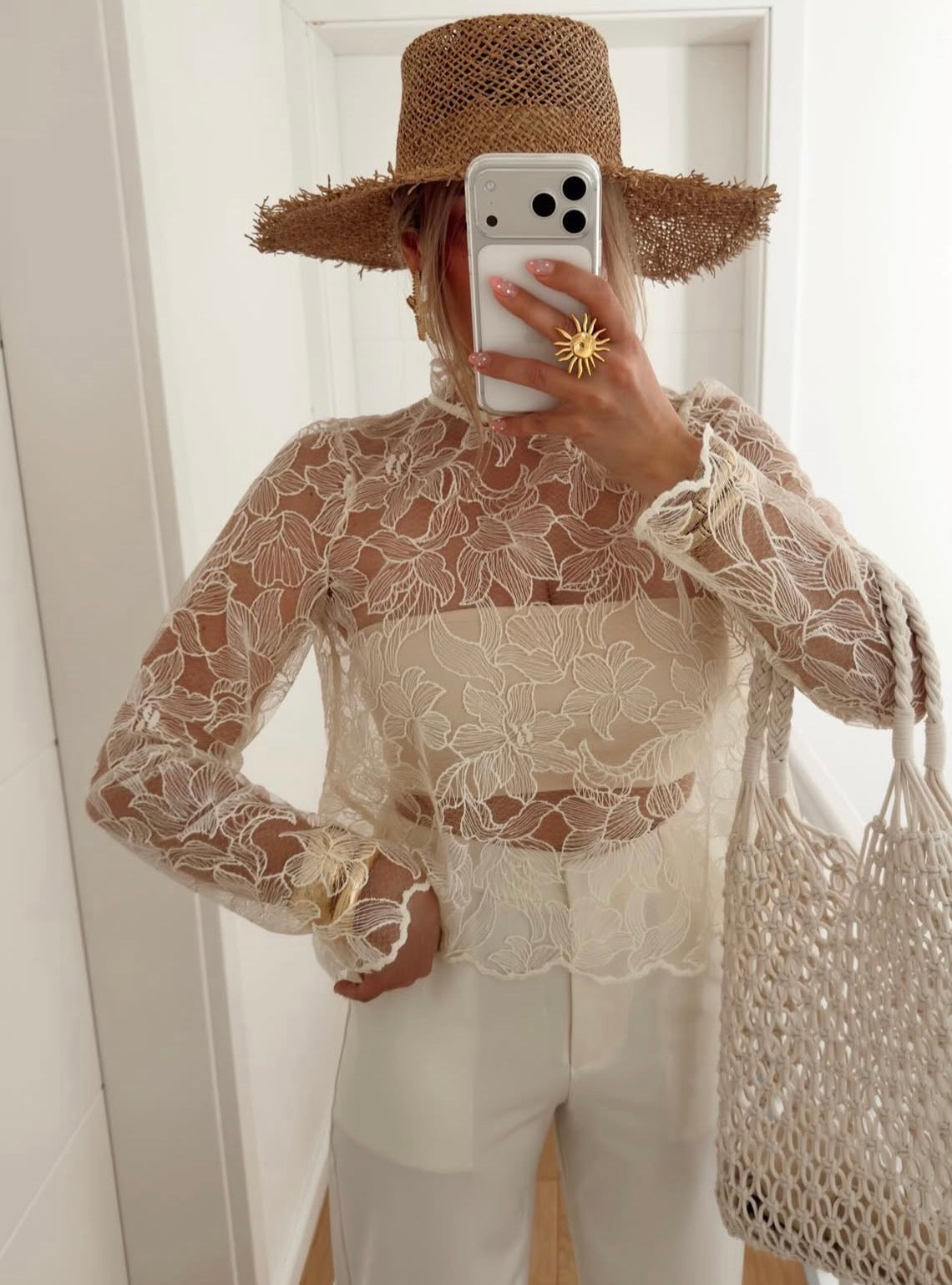 Blouse dentelle dos ouvert – Élégance intemporelle