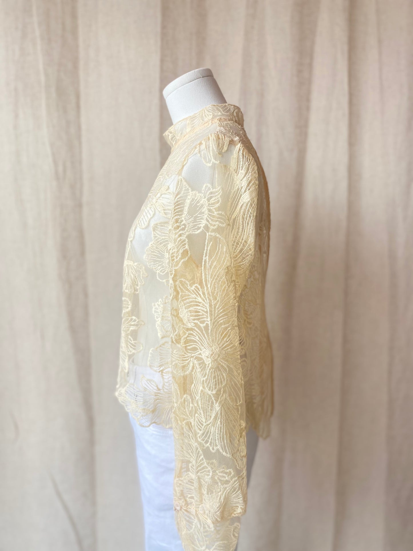 Blouse dentelle dos ouvert – Élégance intemporelle