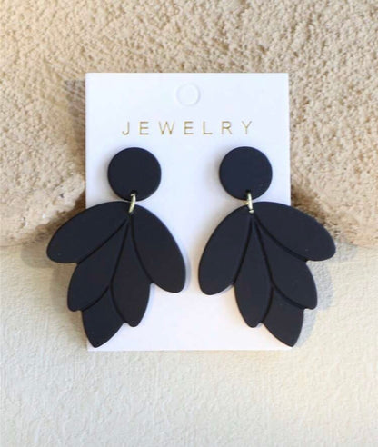 Boucles d’oreilles feuilles 🖤
Élégance naturelle & minimalisme chic