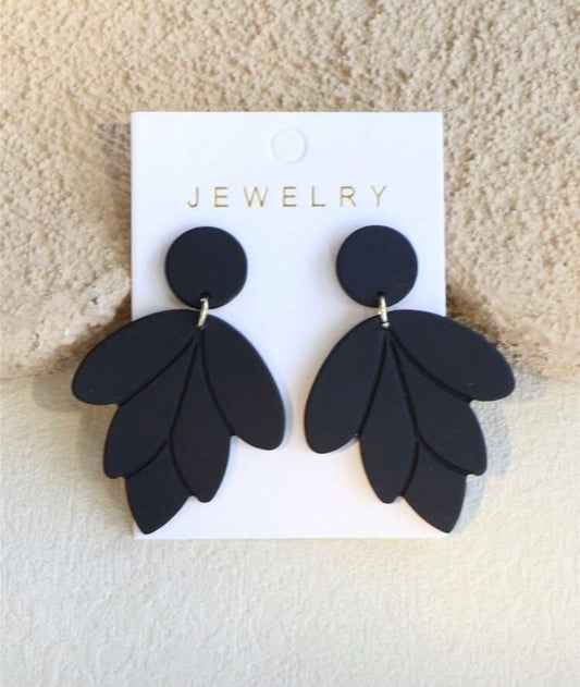 Boucles d’oreilles feuilles 🖤
Élégance naturelle & minimalisme chic
