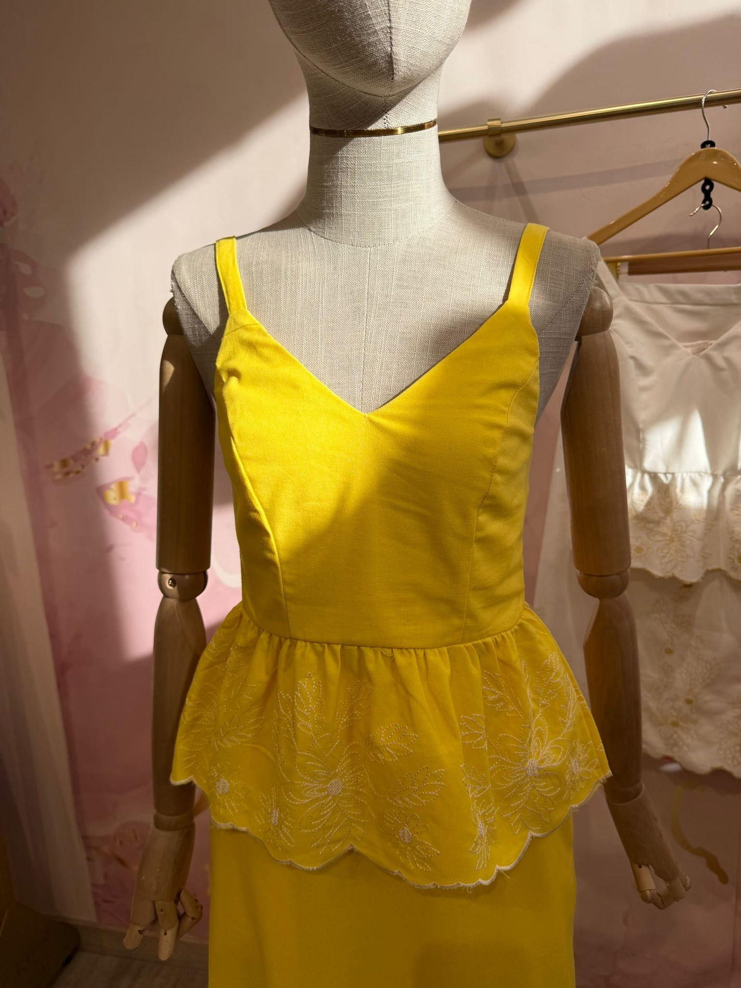 Robe Longue Brodée Peplum – Soleil