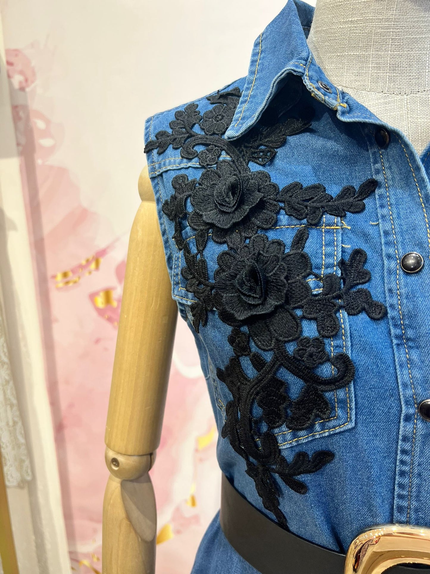Robe en Jean Femme avec Dentelle Florale Noire – Style Chic et Élégant