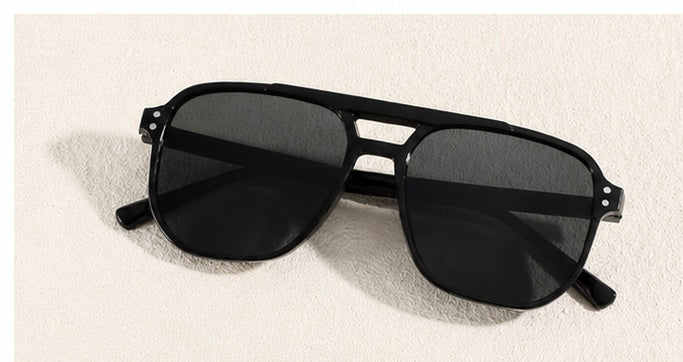 Lunettes de Soleil Mixte – Monture Noire & Verres Colorés