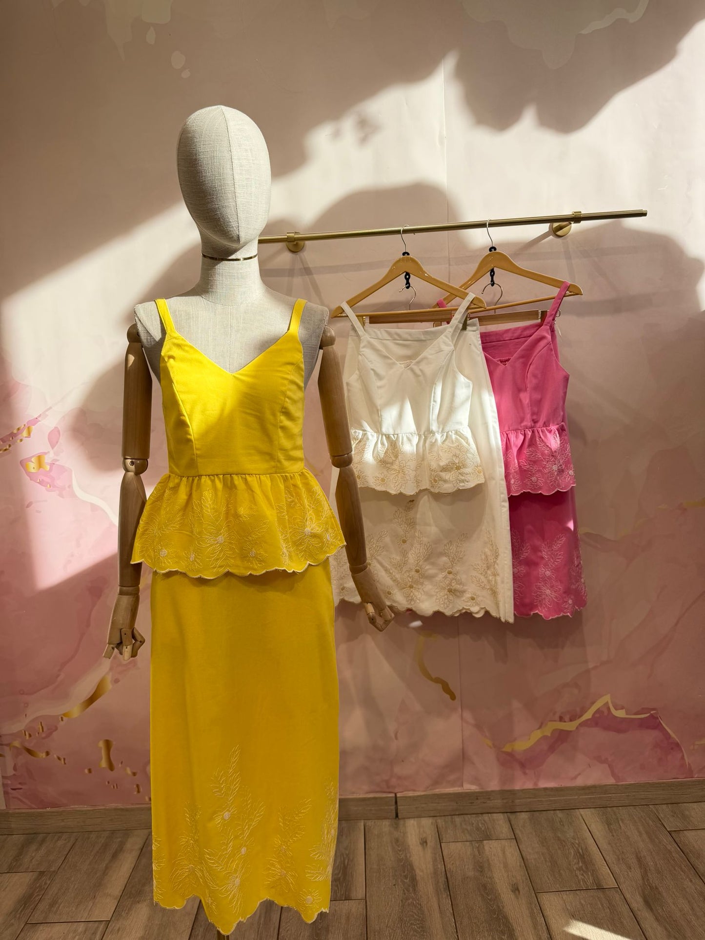 Robe Longue Brodée Peplum – Soleil