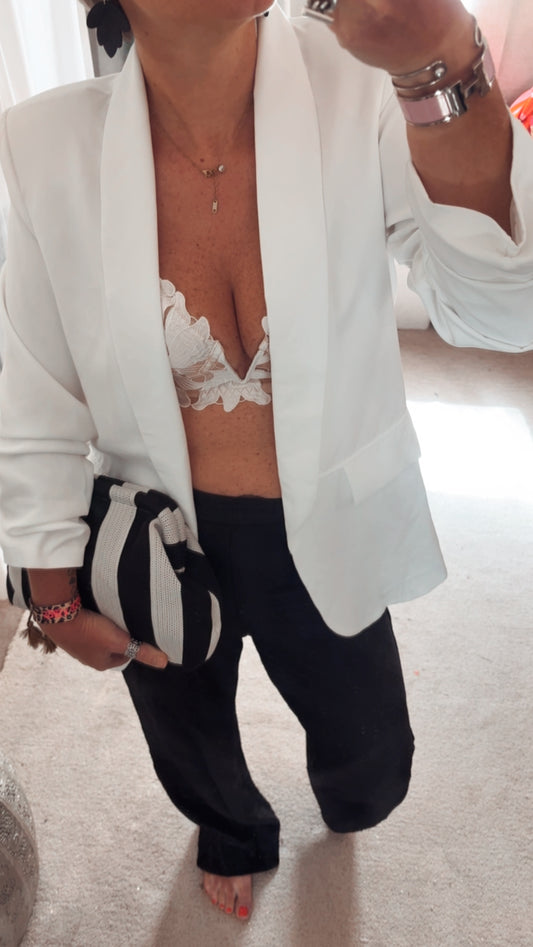 Blazer chic & intemporel 🤍
La pièce incontournable de ton dressing