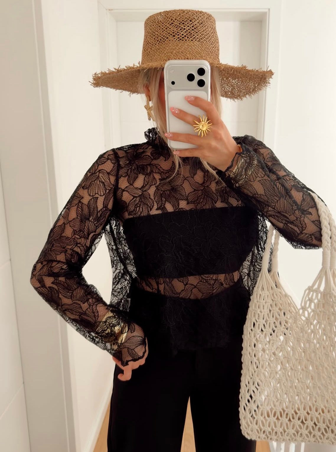 Blouse dentelle dos ouvert – Élégance intemporelle