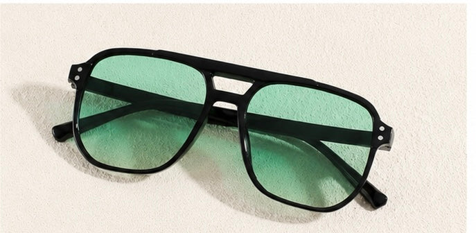 Lunettes de Soleil Mixte – Monture Noire & Verres Colorés