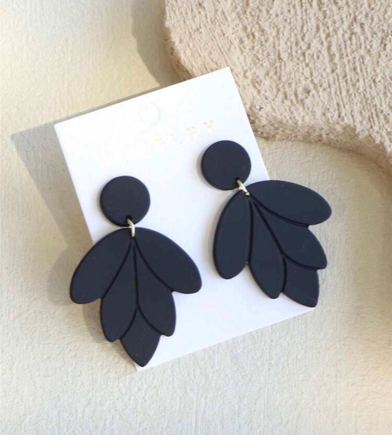Boucles d’oreilles feuilles 🖤
Élégance naturelle & minimalisme chic