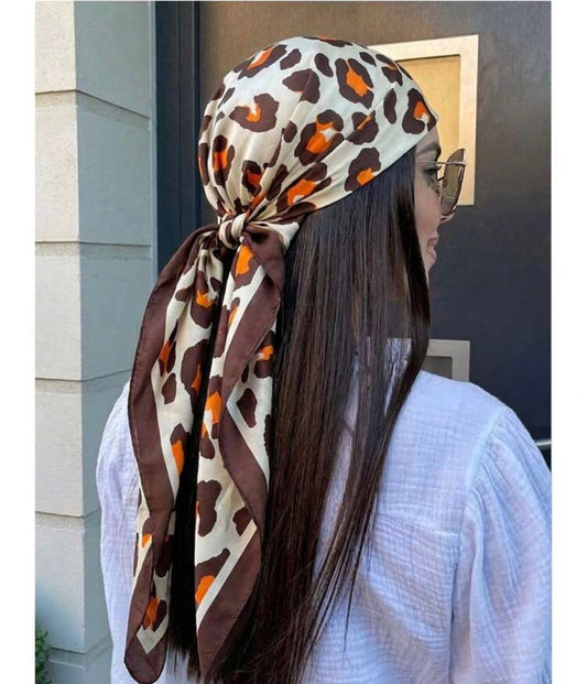Foulard Satiné Léopard Camel – 90 x 90 cm