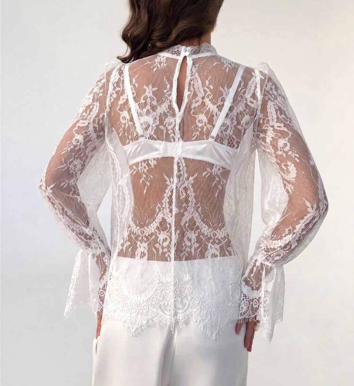 Blouse Transparente en Dentelle à Manches Évasées