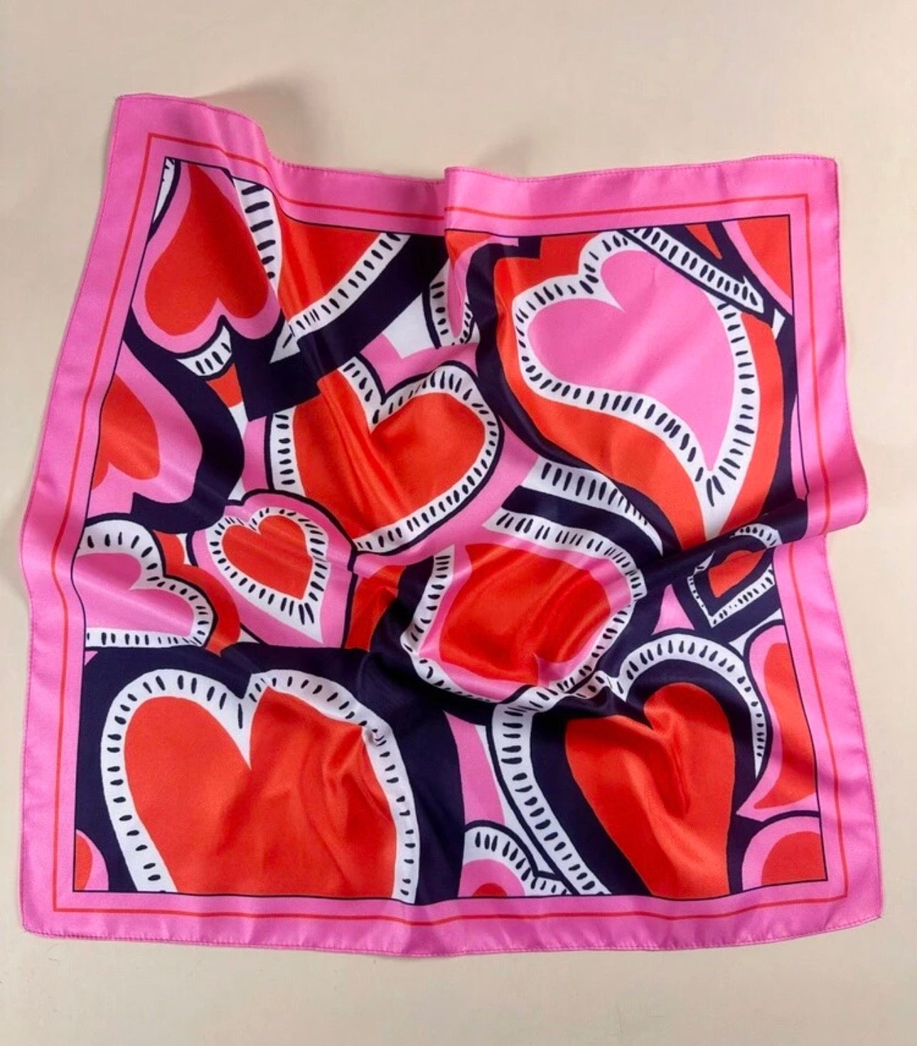 Foulard imprimé cœurs – Carré tendance et élégant