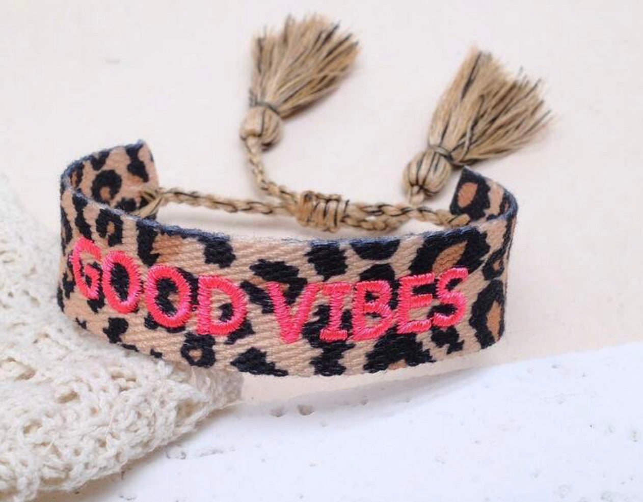 Bracelet brodé “Good Vibes” léopard – Bracelet tendance