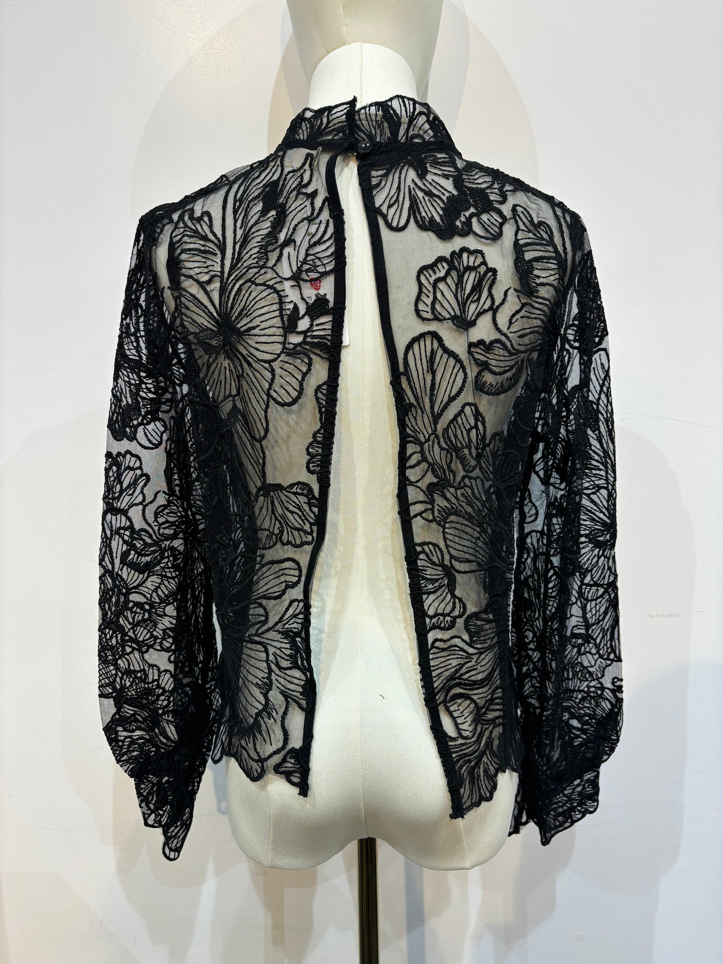 Blouse dentelle dos ouvert – Élégance intemporelle