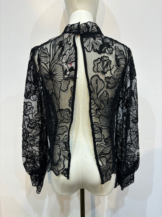 Blouse dentelle dos ouvert – Élégance intemporelle