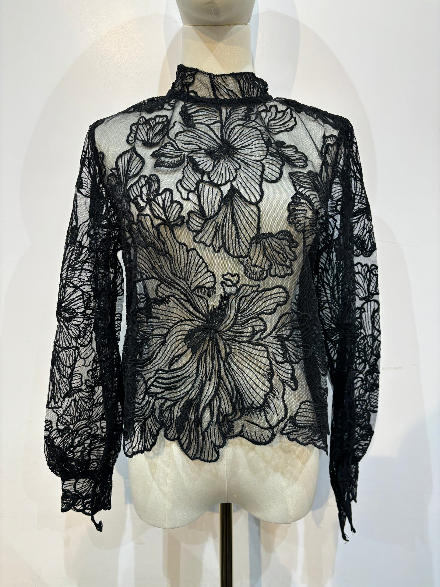 Blouse dentelle dos ouvert – Élégance intemporelle