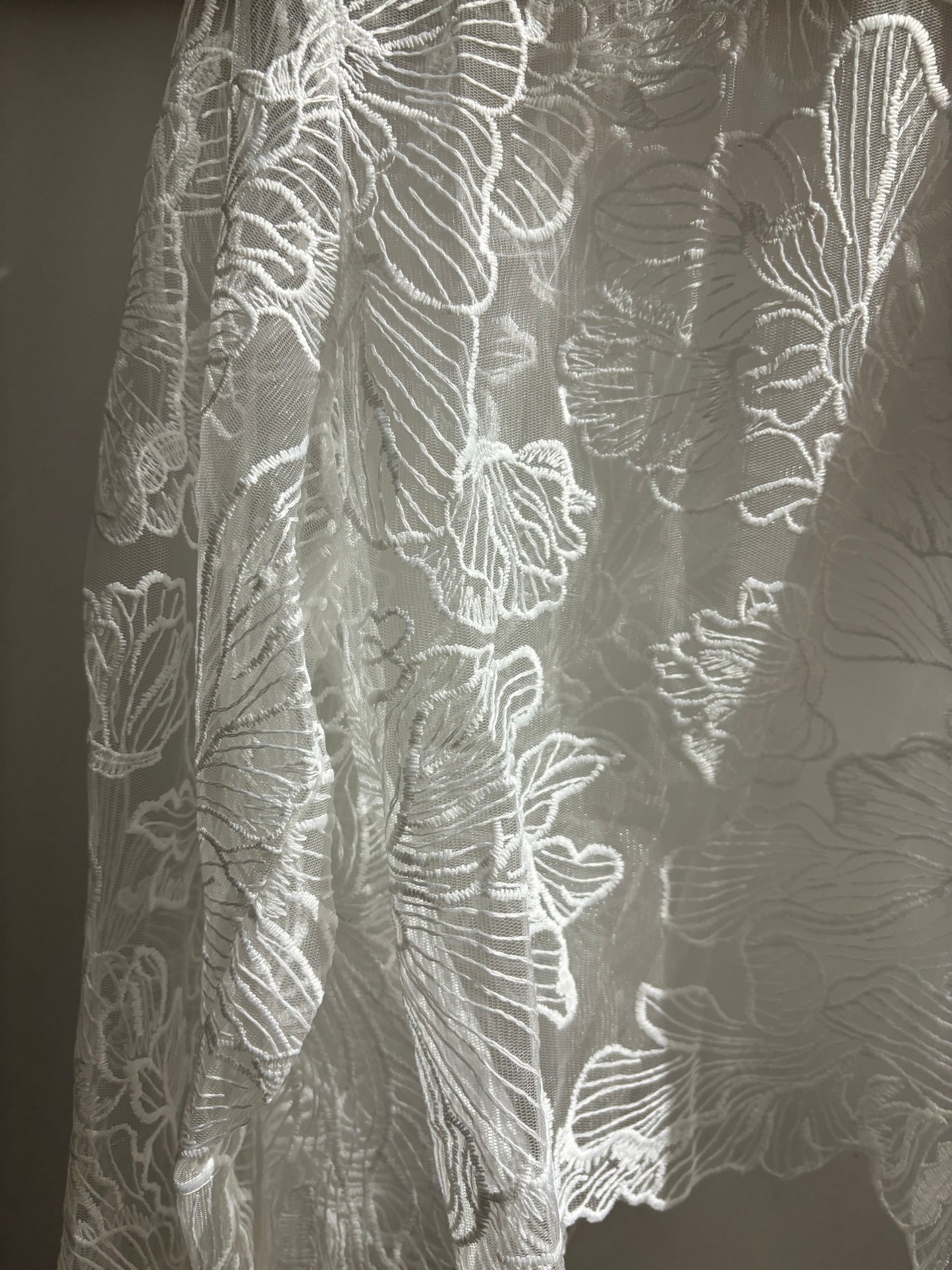 Blouse dentelle dos ouvert – Élégance intemporelle