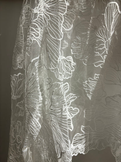 Blouse dentelle dos ouvert – Élégance intemporelle