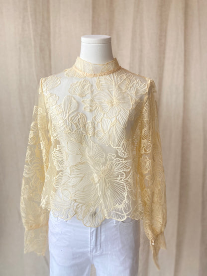 Blouse dentelle dos ouvert – Élégance intemporelle