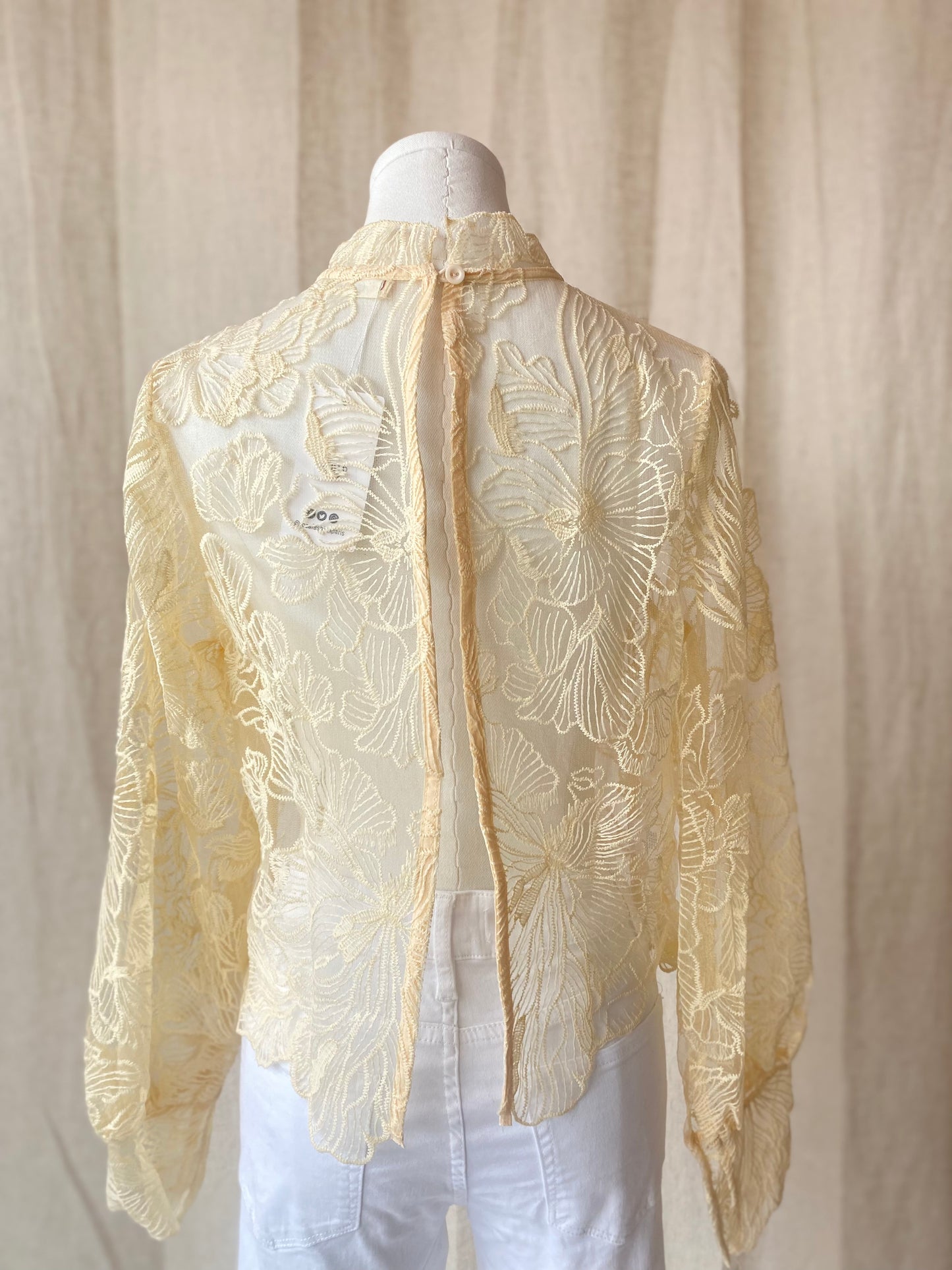 Blouse dentelle dos ouvert – Élégance intemporelle