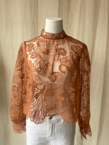 Blouse dentelle dos ouvert – Élégance intemporelle