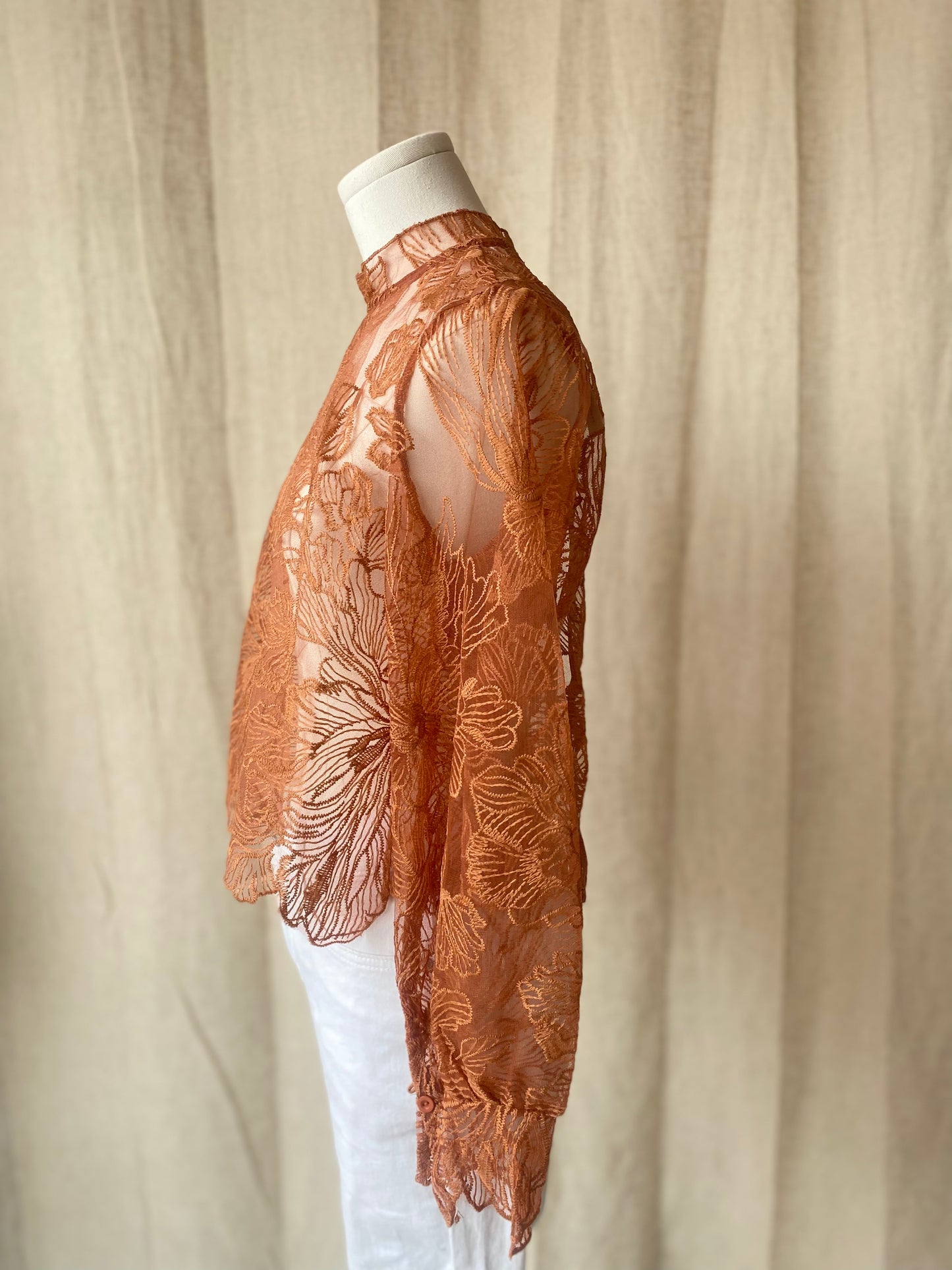 Blouse dentelle dos ouvert – Élégance intemporelle