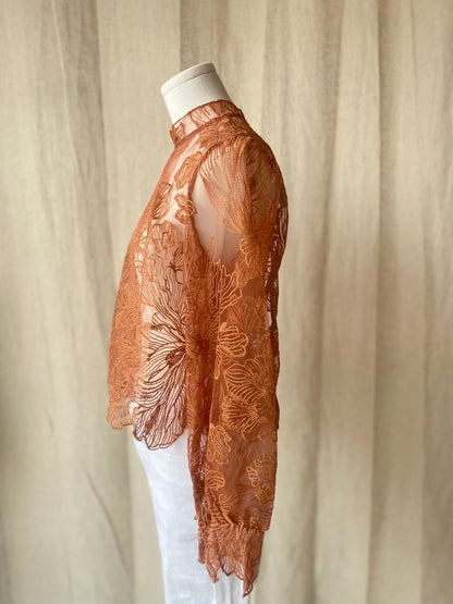 Blouse dentelle dos ouvert – Élégance intemporelle