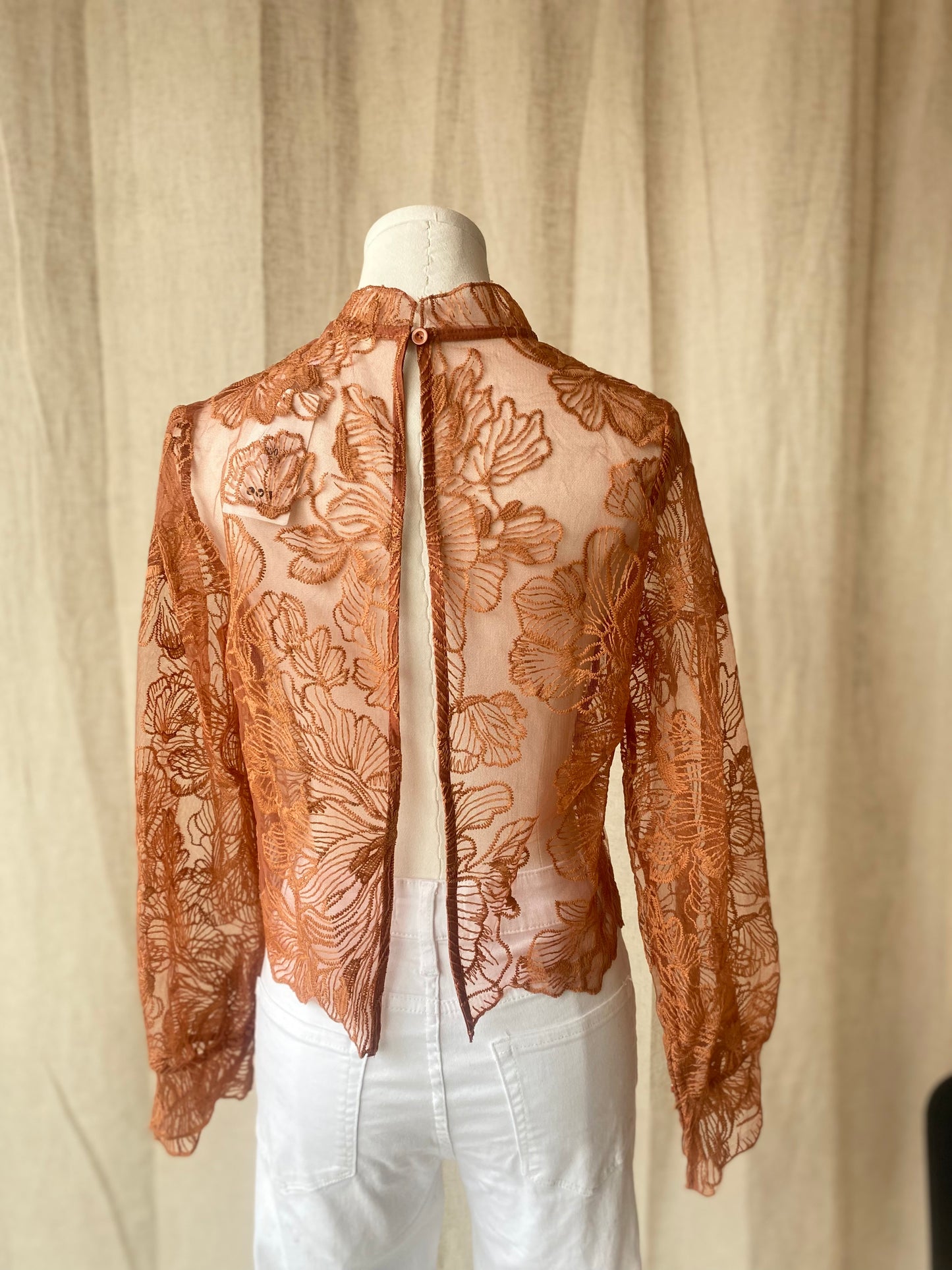 Blouse dentelle dos ouvert – Élégance intemporelle