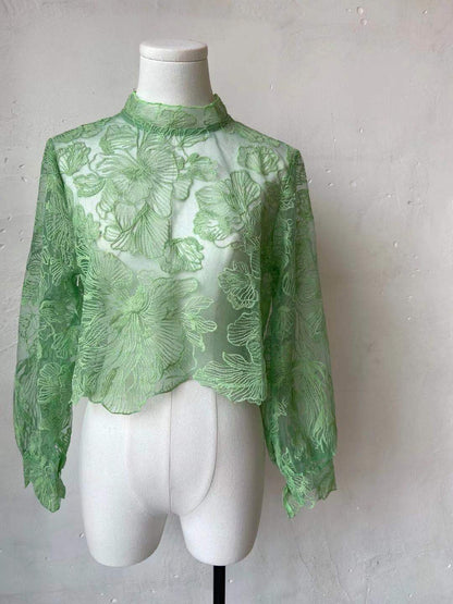 Blouse dentelle dos ouvert – Élégance intemporelle